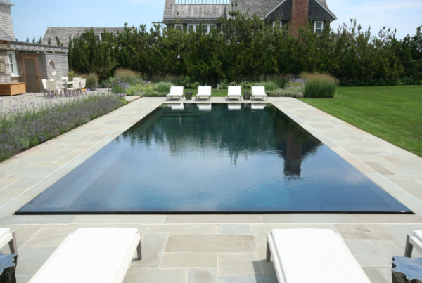 Kolam renang infinity dengan batu alam